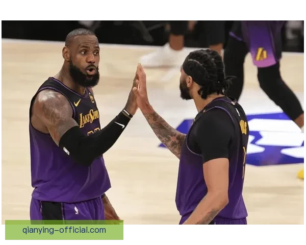 詹姆斯父子打高尔夫遭遇惊险瞬间 水中突然现鳄鱼 老詹勇敢捡球再现硬汉本色